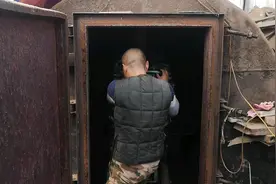 菌袋经过100℃高温灭菌之后，到培养室冷却之后接菌种发酵