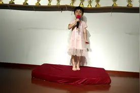 严重声音嘶哑，大喊大叫型。