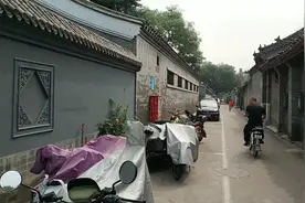 中央戏剧学院。雷洛生，姜文，巩俐，李亚鹏，等都毕业于该学院。视频封面