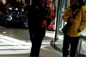 伊势丹商场是公共场所，你们有什么权利不让送外卖的走....视频封面