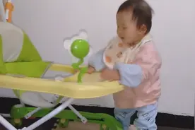 11个月的桐桐可以自己独自站立，玩的可开心了