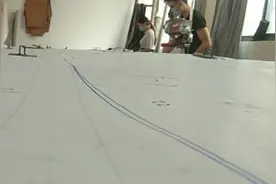 在这边工资还可以，我们小两口，一年能干个30多万块钱，