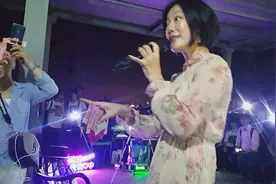 香港网红小龙女街头唱歌，一曲下来收获满满视频封面