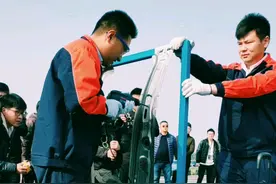 吉利博瑞创造世界级的车顶承重标准，8吨重压测试视频封面