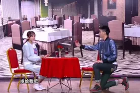 于小彤向海陆求婚，海陆：我肯定演不出这样，德柏：尽力就行视频封面