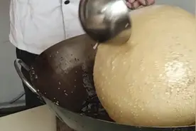 火遍大江南北超级大芝麻球的炸制视频，一起来围观！特色麻团视频封面