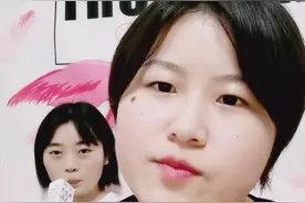 #奇葩 地铁奇葩情侣，抱着亲的滋呐滋滋的，吃nm个苹果🍎，视频封面