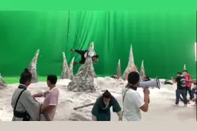 原来着演员被打飞是这样拍的，演员太敬业了！专业演示请勿模仿视频封面