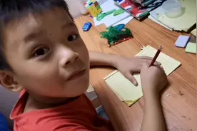 两毫鸡，未做完作业，偷偷玩手机，被妈发现了，怎么办？？视频封面