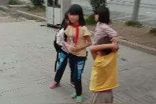 班级管钥匙的小女孩把钥匙弄丢了，哭了很久，劝都劝不好！视频封面