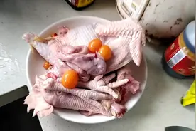 天气变凉，用三蛋鸡熬汤滋补一下