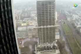 百米高楼爆破现场，瞬间土崩瓦解，真是太壮观了。视频封面