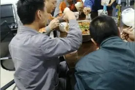 同事聚餐 吃的好 边吃边聊天