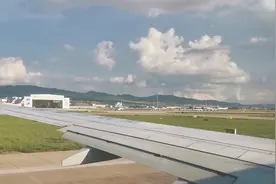 波音737型坐300人，加起油跑40秒左右才离地视频封面