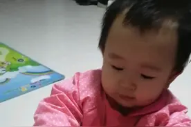 宝宝摸了一下妈妈脚很凉，于是就跑到屋里拿了一只袜子给妈妈穿。视频封面