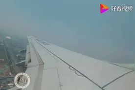 小伙飞机上非要开窗户，空姐劝不住他，过程太搞笑视频封面