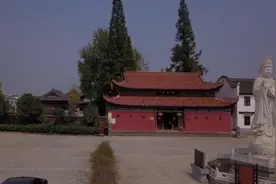 航拍六安昭庆寺，千年古银杏神树披红挂彩，佛光古井全国唯一视频封面