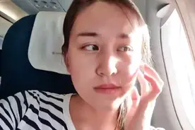 越南妹子第一次游中国北京，看到故宫后直接沉默。。。说不出话视频封面