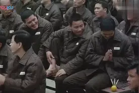 监狱新年联欢会，所以犯人ー起合唱友谊
之光，场面壮视频封面