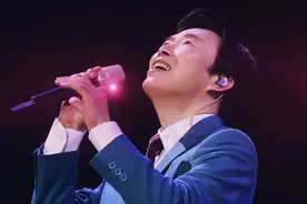 小哥费玉清现场演唱《什么都不必说》，大跳鬼畜舞，一场视听盛宴