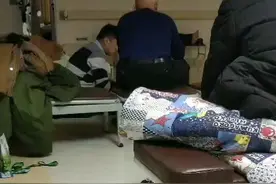 齐鲁医院陪护患者的家属们看看他们是怎么晚上休息的。视频封面