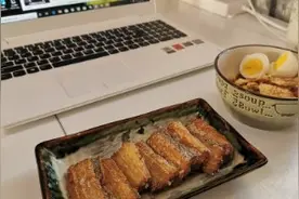 蜗居在55平的小房子里独自生活。忙碌的清晨，好好吃饭照顾好自己