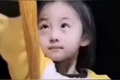 了不起的小女孩，艺术头脑胜过大人，编出们艺术品极佳！！！视频封面