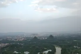 边城龙州好风景，
古人欲称小香港，
敢赛桂林与苏杭。
本想吟诗