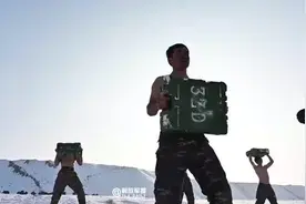 真汉子！武警特战队员雪地赤膊训练图片
