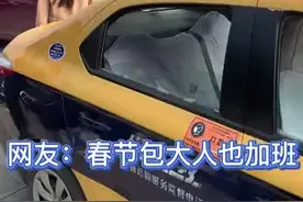 河南开封路口偶遇包大人指挥交通，网友：春节包大人也加班？图片