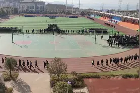 学生不爱跑步？来段“贪吃蛇”式跑操呀图片