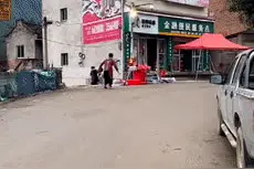 穿着围裙在街头练球，这个大三男生火了图片