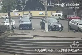 【一线警察】重庆：2岁萌娃与家人走散 拉着民警“爷爷”找妈妈图片