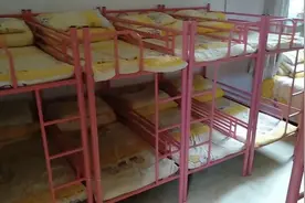 10平米的房间就可以住17个人！迷你版的上下铺啊