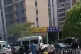 疑因让路起冲突！货车司机驾车猛撞一辆轿车 多车“躺枪”被撞视频封面