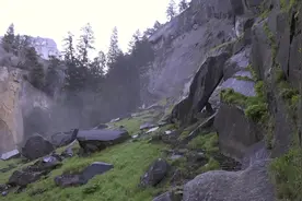 美国西部加利福尼亚州约塞米蒂国家公园险峻的山，自然的鬼斧神工