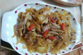 4K家常菜清炒白皮洋葱，农村大厨教你炒制秘诀颜色金黄味道鲜香