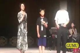 于魁智和孩子，李胜素首次同台献唱，“一家三口”太有爱了！