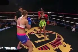 拳击赛场美女女子格斗，打斗场面实在太火爆了，腹部遭重拳！视频封面