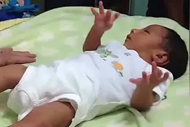 外国大夫给一个月的小婴儿做检查，手法太粗鲁了，心疼宝宝视频封面