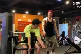韩国小哥恶搞系列， 故意在健身教练面前发出奇怪的声音视频封面