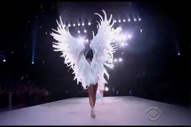 为什么维秘超模走秀时都要戴翅膀？维秘天使的翅膀是怎样制作的？视频封面