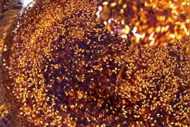 川妹子分享正宗油辣子做法，6种香料3个步骤再焖24小时，香惨了！