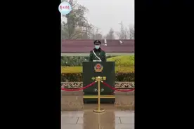 风雪中执勤！武警战士天安门冒雪执勤图片