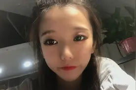 雯雯去美甲店种睫毛，种完化了一个妖艳的妆，网友：确实挺妖艳的