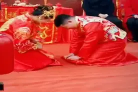 司仪一句谁先抬头谁做饭，新娘新郎争先恐后拜堂，城会玩呀！
