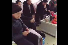 只要外孙一来，家里8个大人就成了这个样子，穿尿不湿的惹不起图片