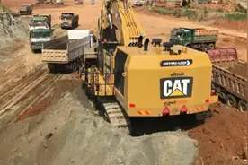 老板新买了台大型挖掘机，省时省力，效率太高了