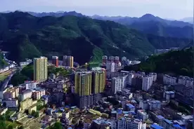 一个很小的山城被誉为小重庆，自然风光堪比5A景区，日游客上万人