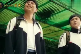 《夏洛特烦恼》插曲《有个爱你的人不容易》，听了心痛视频封面